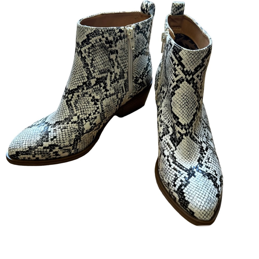 NWOT Code West Pointed Toe Snakeskin Print Ankle Booties Size 8 black & White - Picture 6 of 6